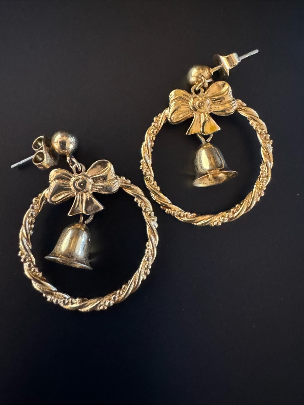 Vintage Avon Gold Tone Christmas Wreath Bow Jingle Bell Earrings